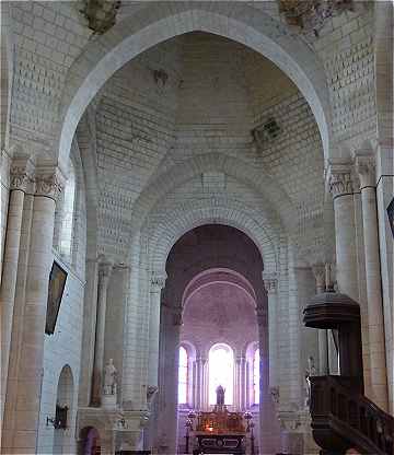 Nef de l'église Saint Ours, au fond le transept et le choeur