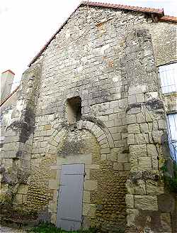 Façade occidentale de l'église Saint Laurent à Palluau sur Indre (elle dessert une habitation)