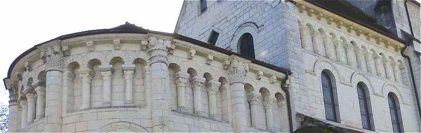 La colonnade extérieure du chevet et du choeur de l'église de la Sainte Vierge à Saint Genou