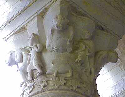 Chapiteau du dresseur de singes à l'intérieur de l'église de Saint Genou