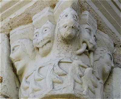 Sculpture au Nord du chevet de l'église de Saint Genou
