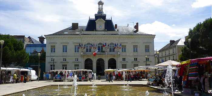 Châtellerault: l'Hôtel de Ville un jour de marché (le jeudi)