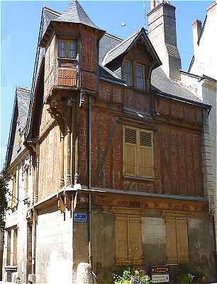 Maison ancienne à pans de bois rue du Grand Carroi