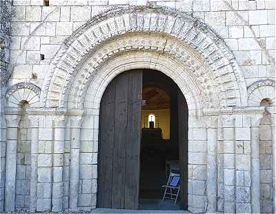 Portail de l'église Saint Nicolas de Tavant