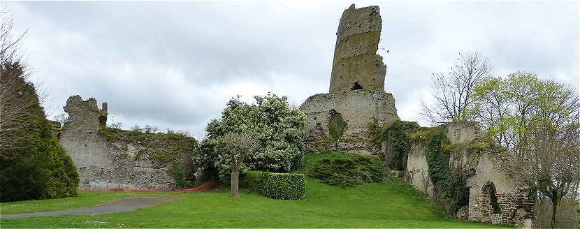 Ruines du château féodal de Mondoubleau dans le Vendômois