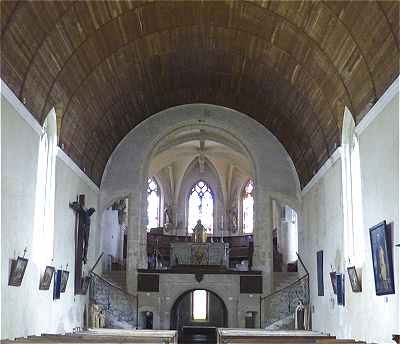 Nef et choeur de l'église Saint Pierre de Souday