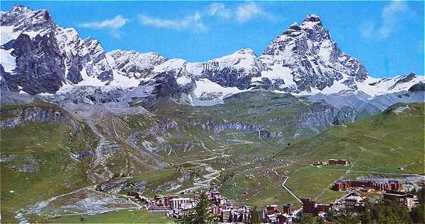 Vue de Breuil-Cervinia et de la face Sud du Matterhorn (Cervin)