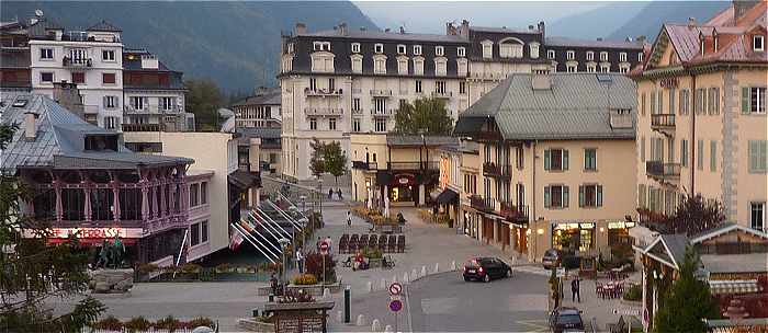 Vue du centre de Chamonix: Place Saussure, au fond un des anciens grands hôtels