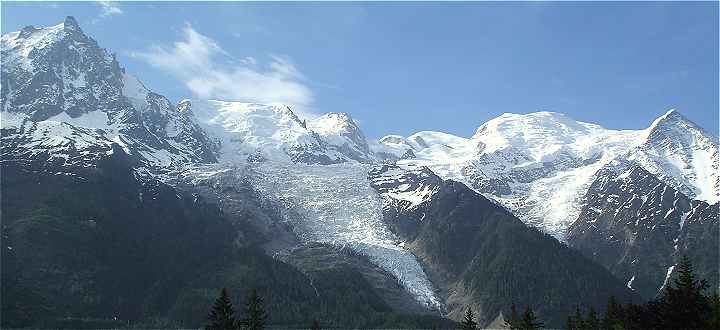 Une partie du panorama de Chamonix: l'Aiguille du Midi, Le Mont Blanc du Tacul, le Mont Maudit, le <b>Mont Blanc</b>, le Dôme du Gouter et l'Aiguille du Gouter