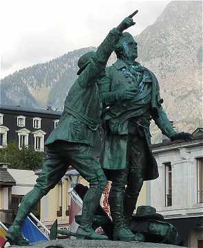 Statue de Balmat montrant le Mont Blanc à Horace-Bénédict de Saussure
