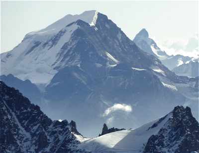 Le Grand Combin en Suisse au fond, le Mont Cervin (Matterhorn)