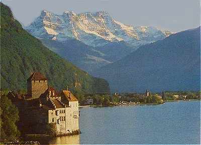 Le lac Léman et le château de Chillon, en arrière plan, les Dents du Midi
