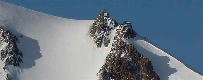 Le Refuge Vallot au pied de l'arête sommitale du Mont Blanc