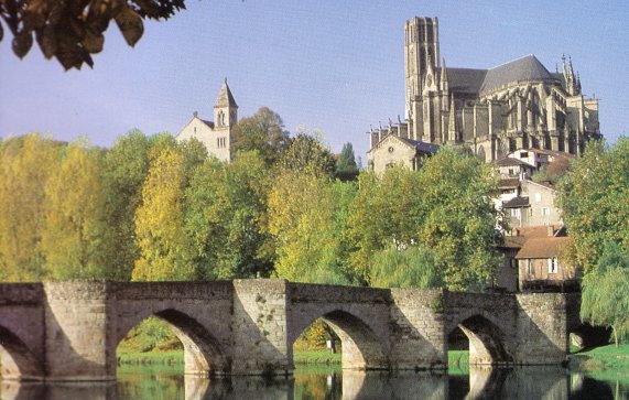 Limoges: Cathédrale Saint Etienne et Pont Saint Etienne sur la Vienne