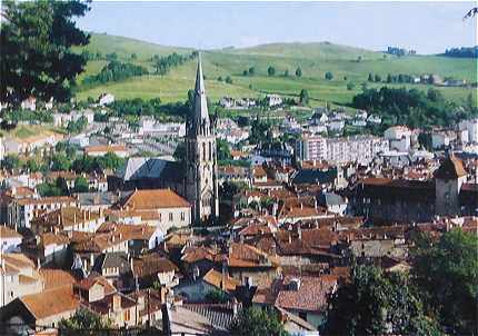 Vue sur le centre-ville d'Aurillac avec l'église Saint Géraud