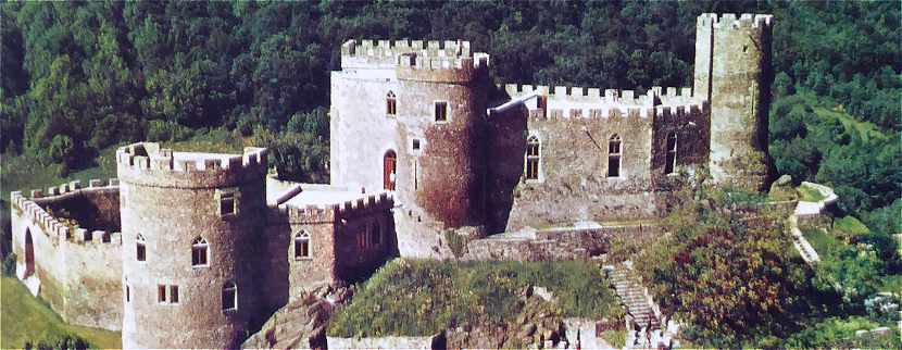 Château de Chouvigny au-dessus de la Sioule