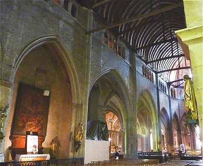 Intérieur de l'église Sainte Croix à Saint Pourçain sur Sioule