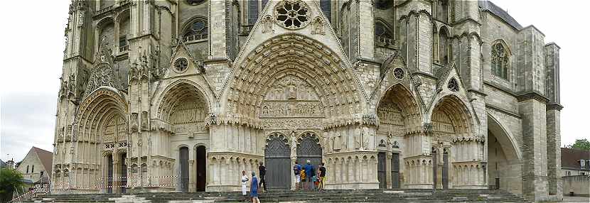 Bas de la façade de la Cathédrale Saint Etienne de Bourges