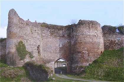 Chatelet du château-fort de Cluis