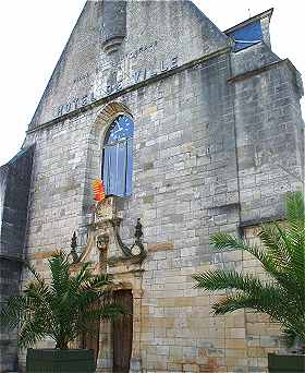 Hôtel de Ville: façade de l'église des Carmes à Saint Amand Montrond