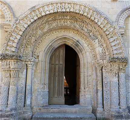 Portail de l'église Notre-Dame d'Avy en Pons