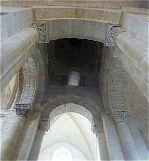 Croisée du transept et coupole de l'église Saint Arthémy de Blanzac