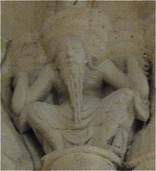 Sculpture d'un homme portant un groupe de trois colonnes de l'église Saint Arthémy de Blanzac