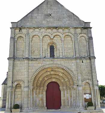 Façade de l'église Saint Pierre de Bois