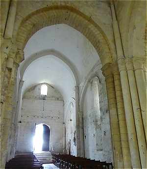Vue intérieure de la nef de l'église Notre-Dame de Corme-Ecluse