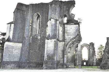 Restes de la façade de l'abbaye de La Couronne