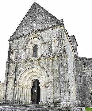 Façade de l'église Saint Martin de Meursac