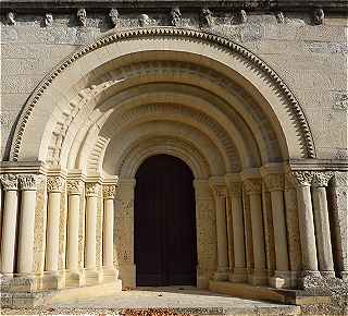 Portail de l'église Saint Vincent de Montguyon