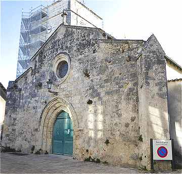 Façade et clocher de l'église Saint Philibert de Nieul sur Mer