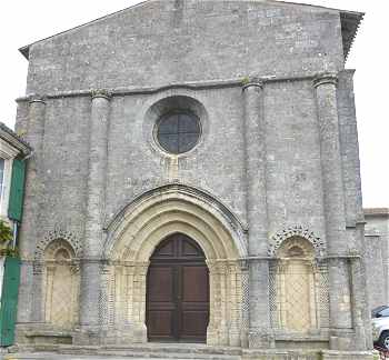 Façade de l'église Saint Georges à Oléron