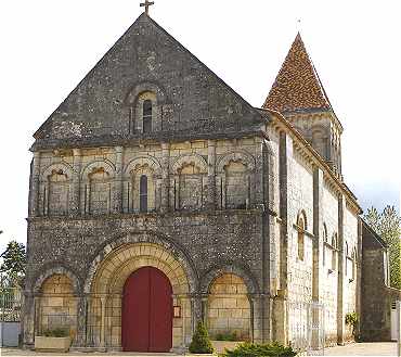 Façade et nef de l'église de Saint Laurent à Plassac