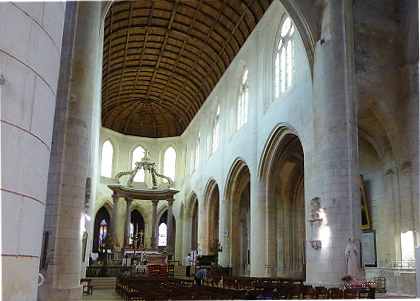 Nef de la cathédrale Saint Pierre de Saintes
