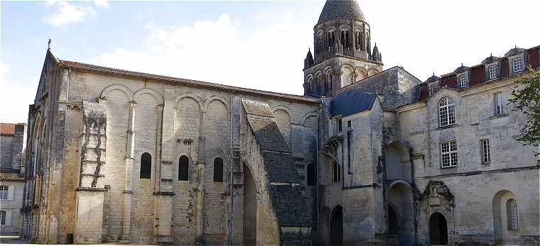 Vue du côté Sud de l'Abbaye aux Dames de Saintes avec à droite les bâtiments conventuels