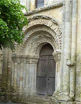 Portail de l'église Saint Germain de Varaize