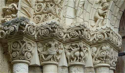 Chapiteaux du portail de l'église Saint Germain de Varaize