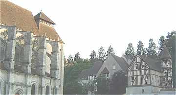 Eglise Saint Pierre de Chartres et maison ancienne