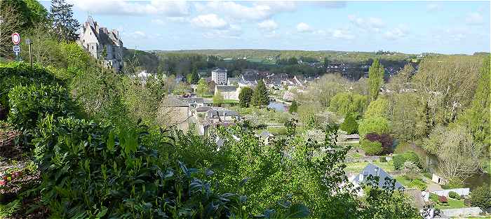 A gauche le château surplombant la vallée du Loir