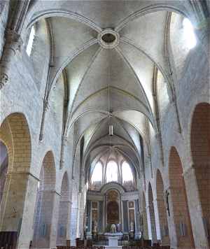 Nef intérieure de l'église Saint Valérien à Châteaudun