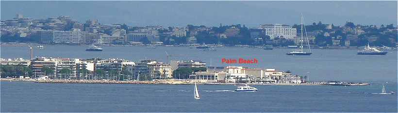 Cannes: Palm Beach, en arrière-plan Juan les Pins