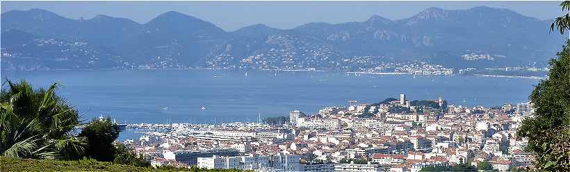 Panorama sur Cannes et sur le Golfe de La Napoule, au fond l'Estérel