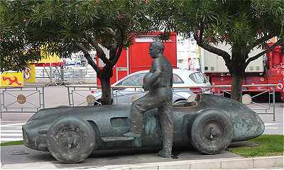 Monaco: statue en bronze de Fangio