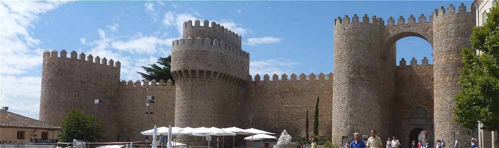 Les remparts d'Avila sur le côté Est: la Porte de l'Alcazar, la muraille est en arrière avec une entrée de petite dimension