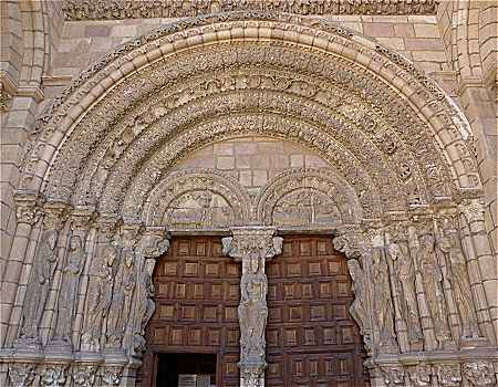 Portail de l'église Saint Vincent d'Avila