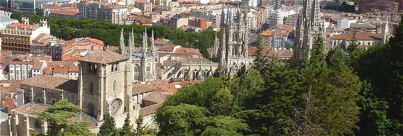 L'église San Esteban à Burgos, à l'arrière-plan la cathédrale