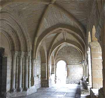 Vue intérieure de la galerie de l'église de Gazolaz