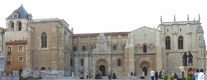 Plaza San Isidoro et façade Sud de la Collégiale San Isidoro